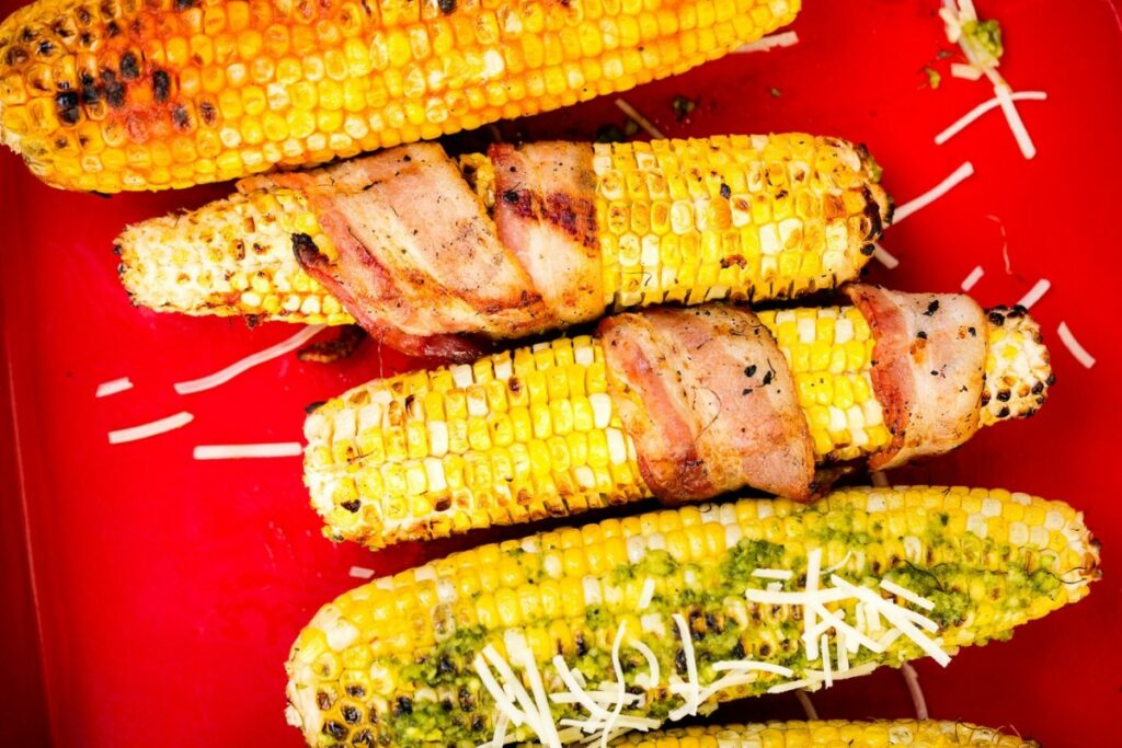 Кукуруза на мангале в беконе