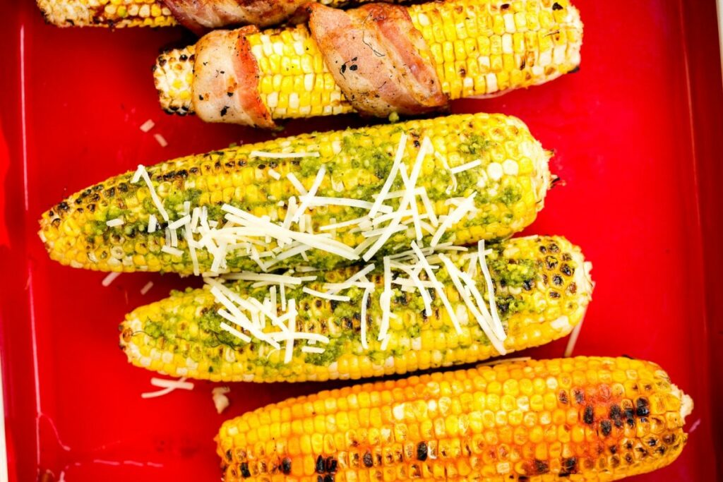 Кукуруза в духовке с песто и пармезаном