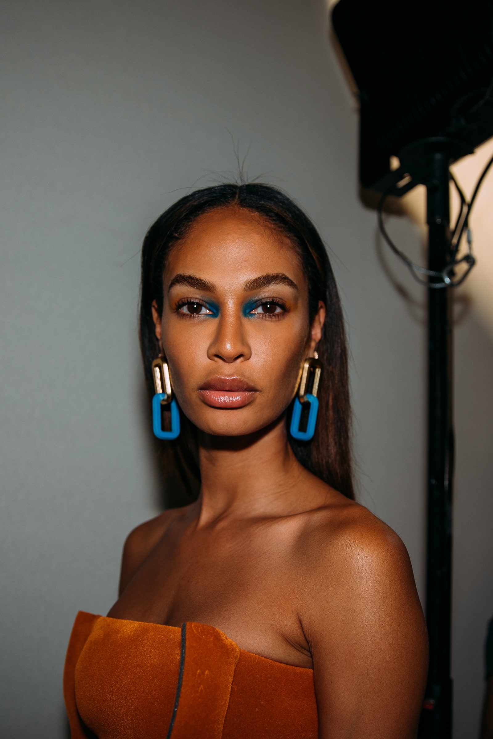 Неоновий макіяж: як носити яскраві відтінки на обличчі