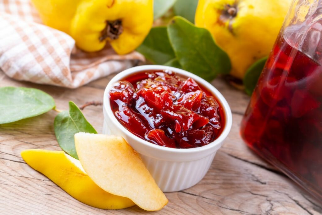 Приготовление варенья из айвы с орехами подробно