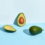 Як дозріти авокадо вдома: де зберігати, чи допоможе бананове сусідство