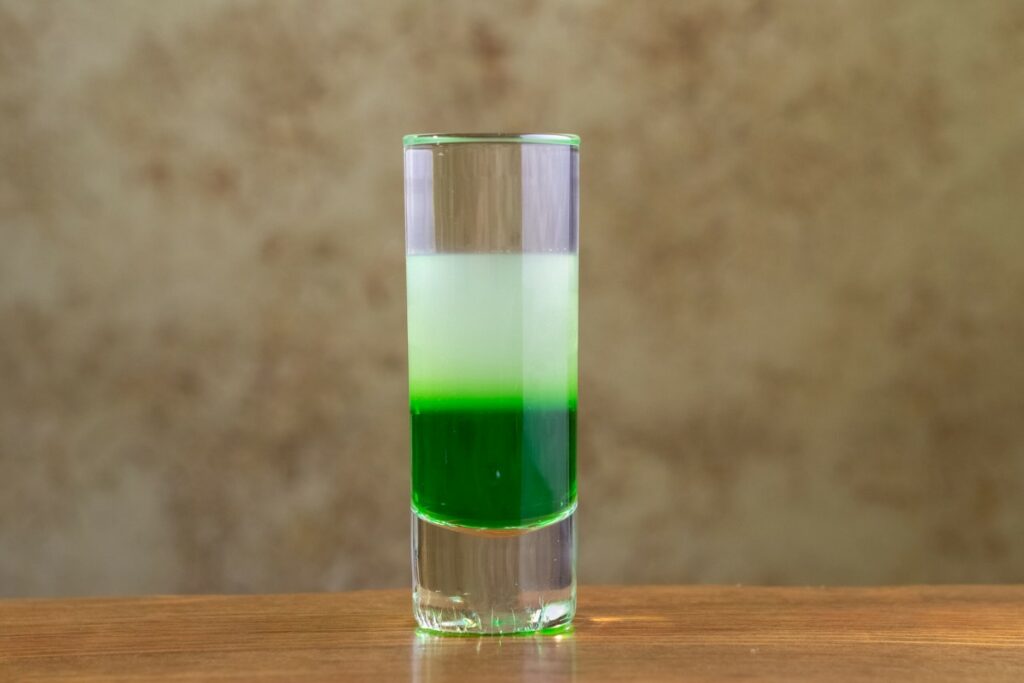 Коктейль «Зеленый испанец» на абсенте — интересная замена «Зеленому мексиканцу»