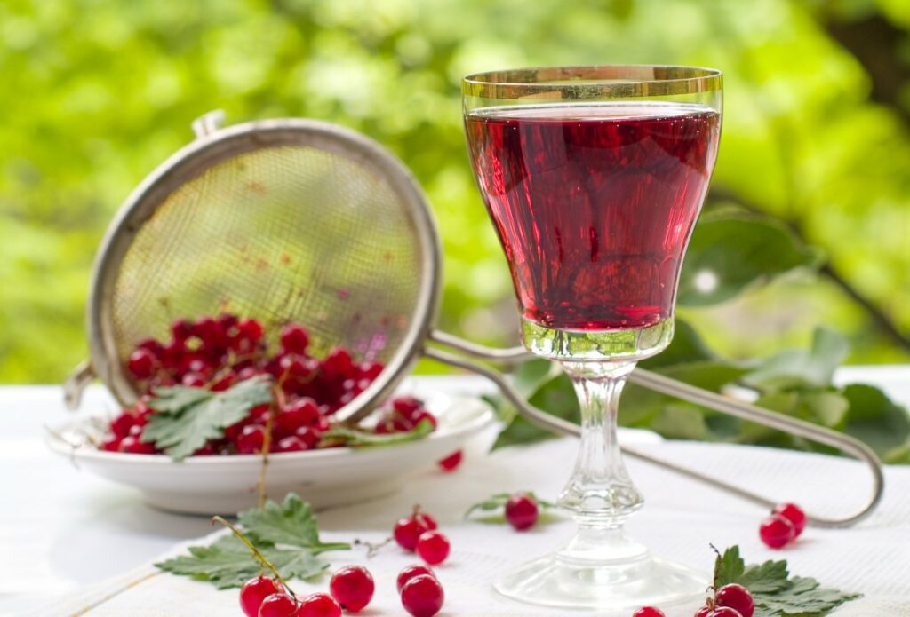 Рецепт вина из красной смородины с изюмом