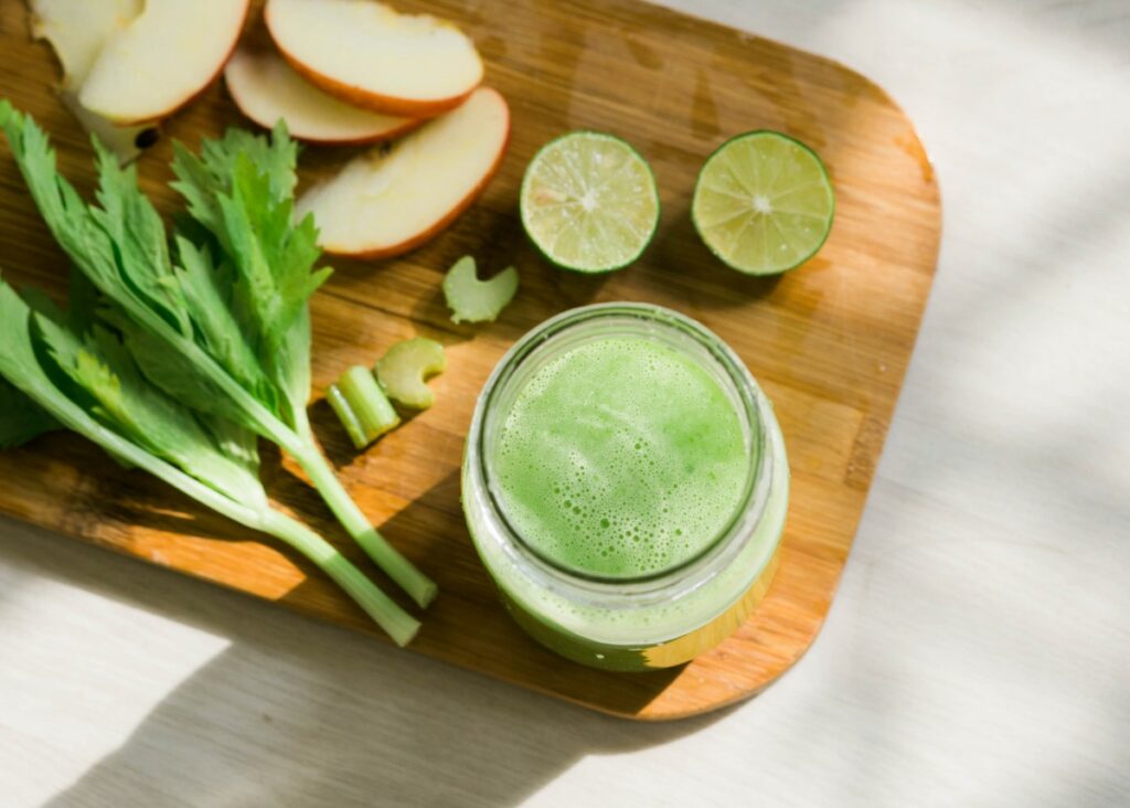 Сок сельдерея натощак: чем полезен и как пить