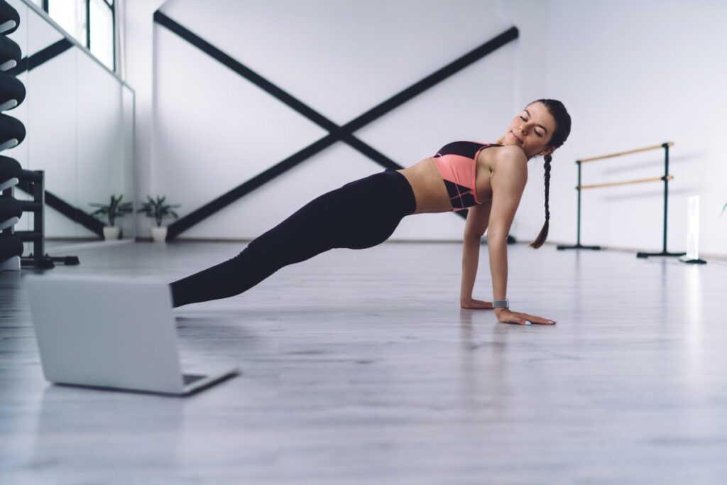 Як виправити поставу за 5 хвилин на день: вправа «зворотна планка»