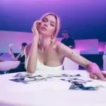 Вера Брежнева представила клип на свой новый сингл «Розовый дым»