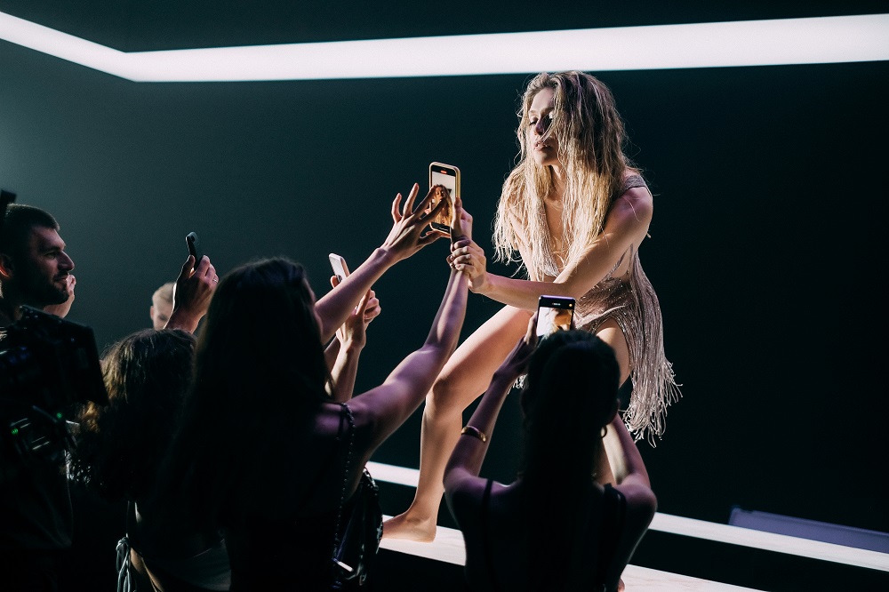 Віра Брежнєва представила кліп на свій новий сингл «Розовый дым»