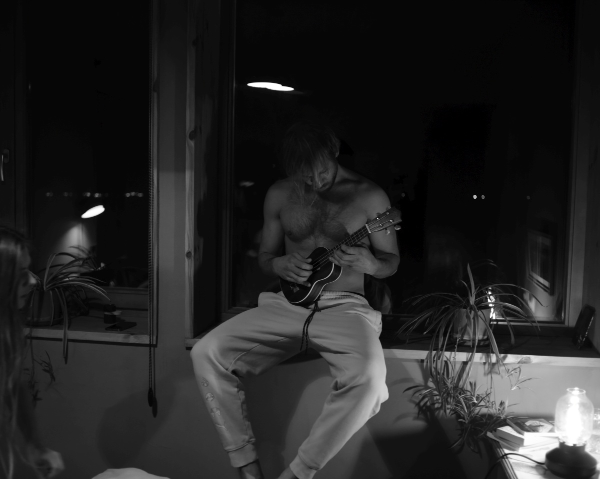 Іван Дорн випустив перший кліп українською мовою за участю дружини