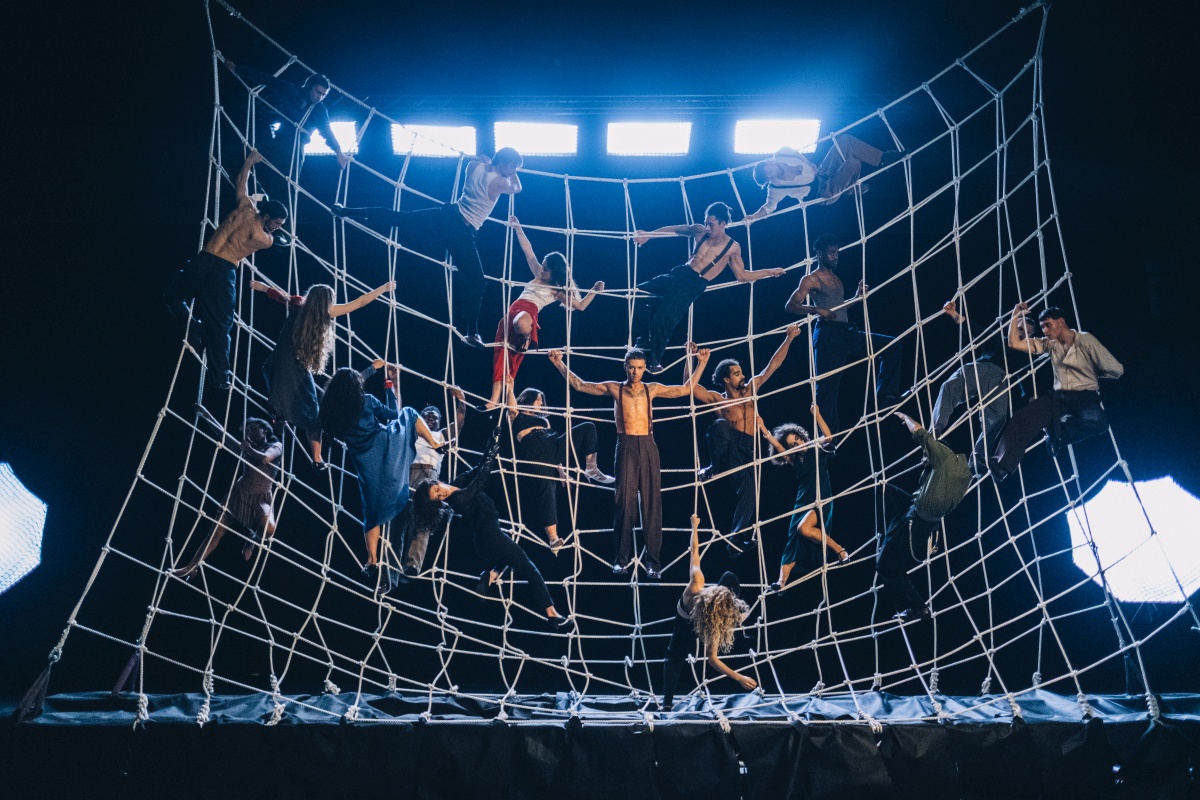 Ода одиночеству и страсти: грязные танцы Макса Барских в новом клипе Tequila Sunrise