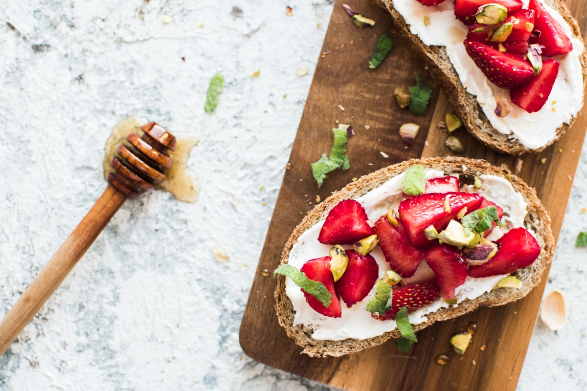 Закуска на Новый год 2022: тосты с крем сыром, ягодами и медом 