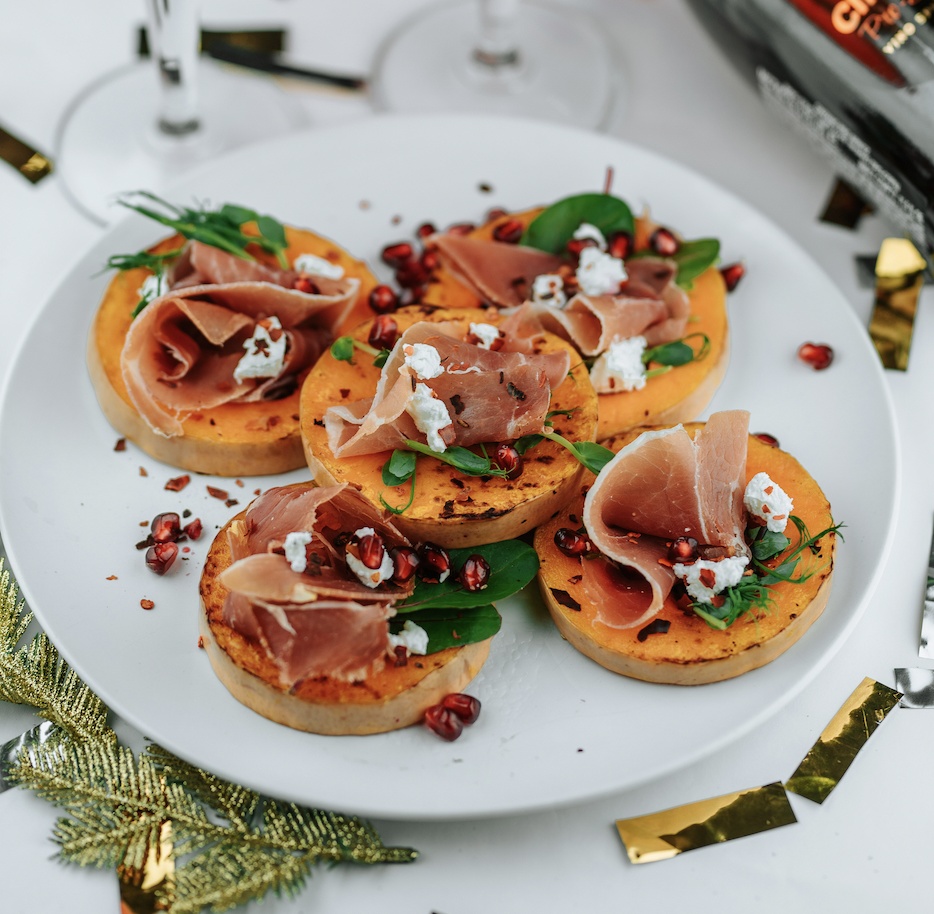 Закуска на Новый год 2022: запеченная тыква с хамоном и дор блю