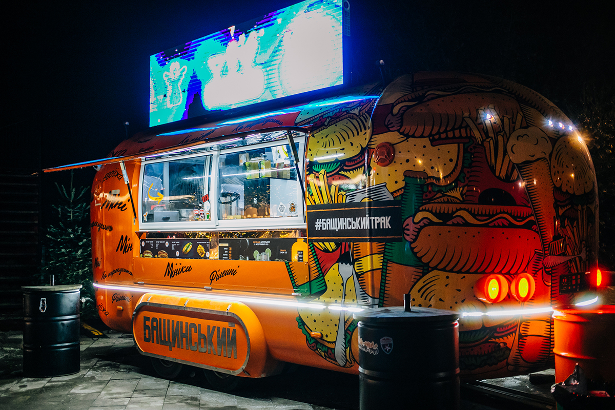 Фудкорт на территории Арка Gallery