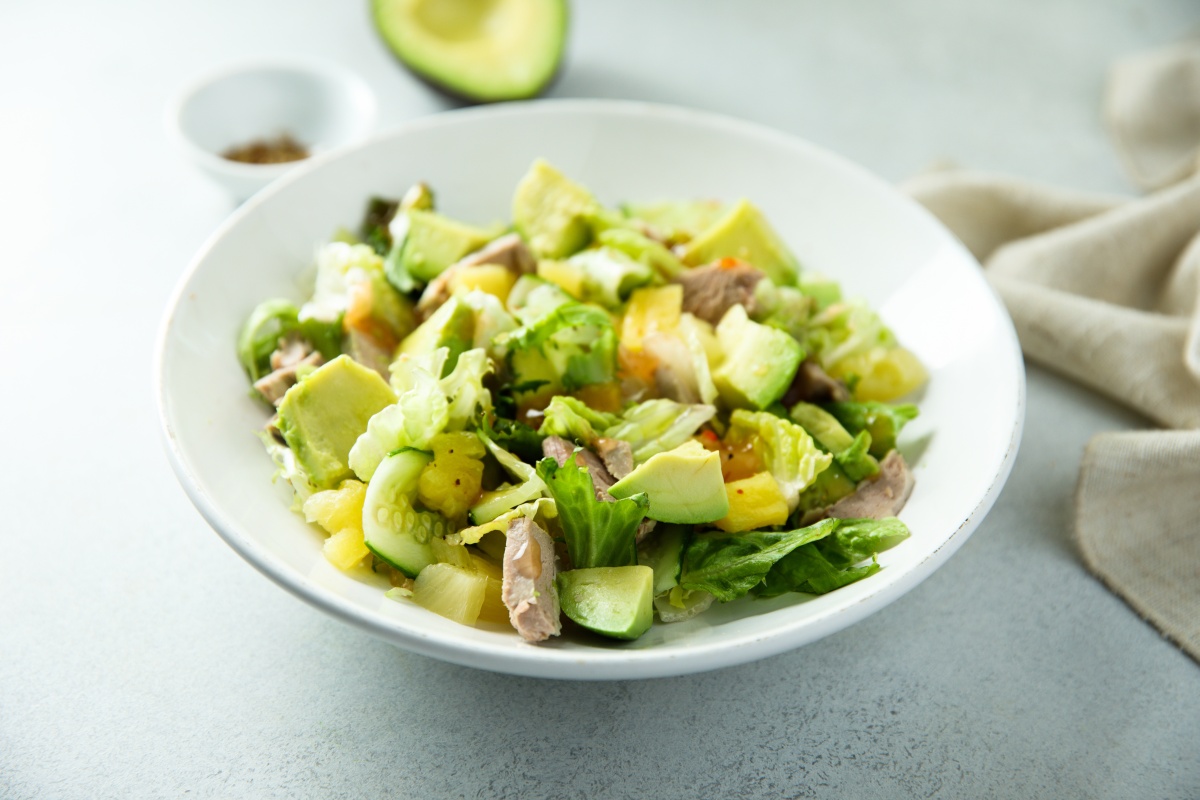 Салат с авокадо, ананасом и говяжьим языком