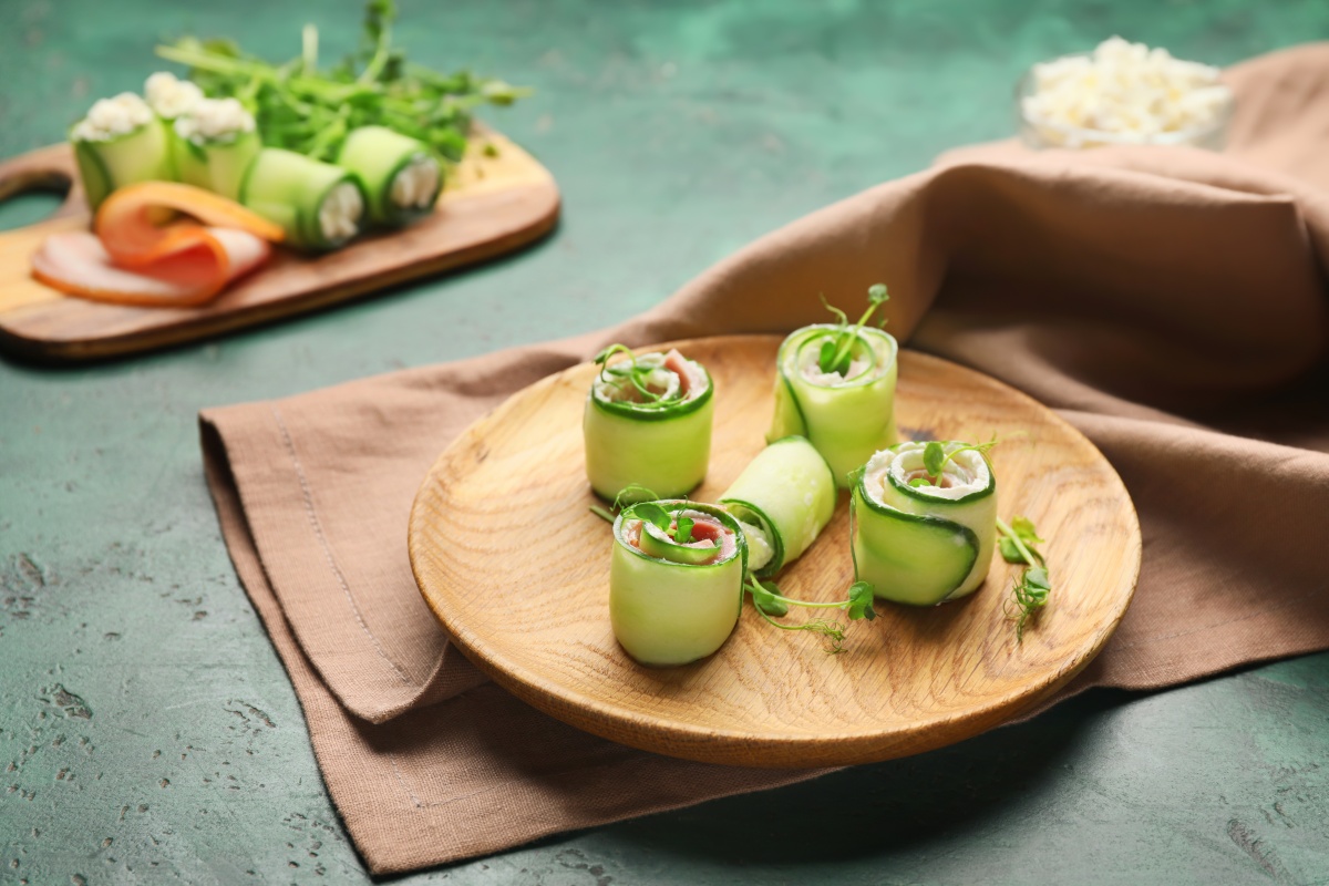 Рулетики из огурцов с сырной начинкой