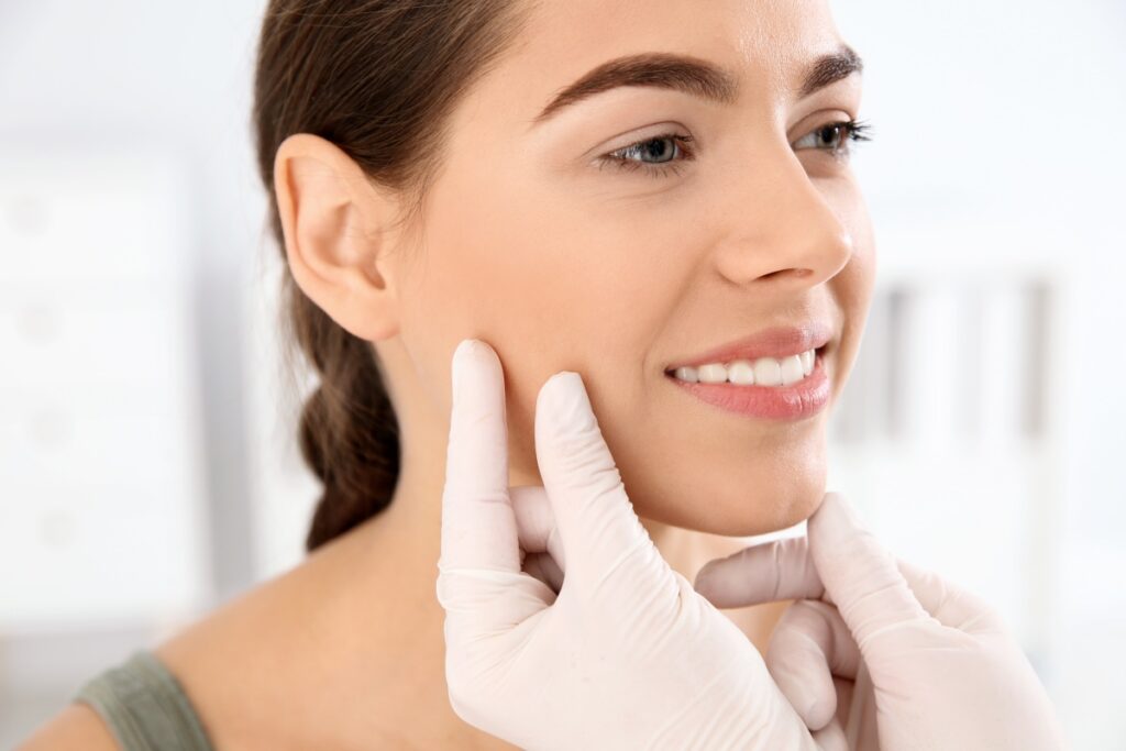 Подкожные высыпания на лице: что с ними делать, почему они появляются