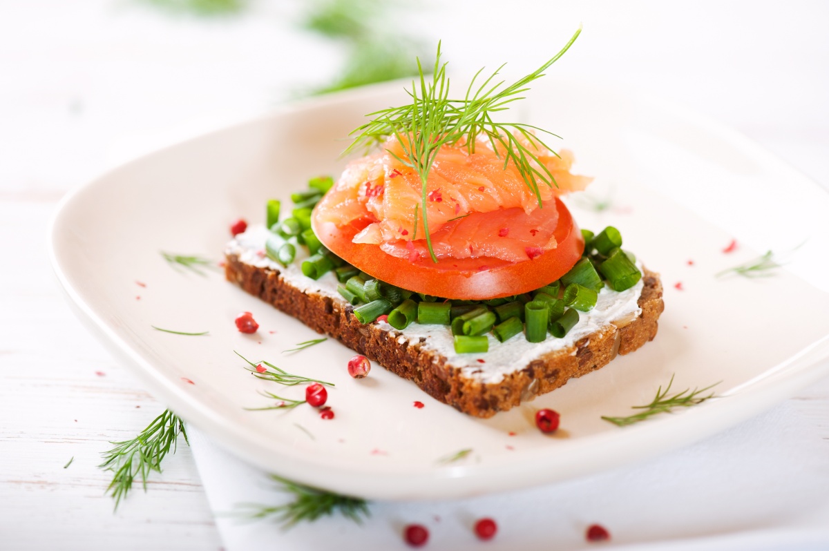 Як прикрасити бутерброди з червоною рибою та помідорами
