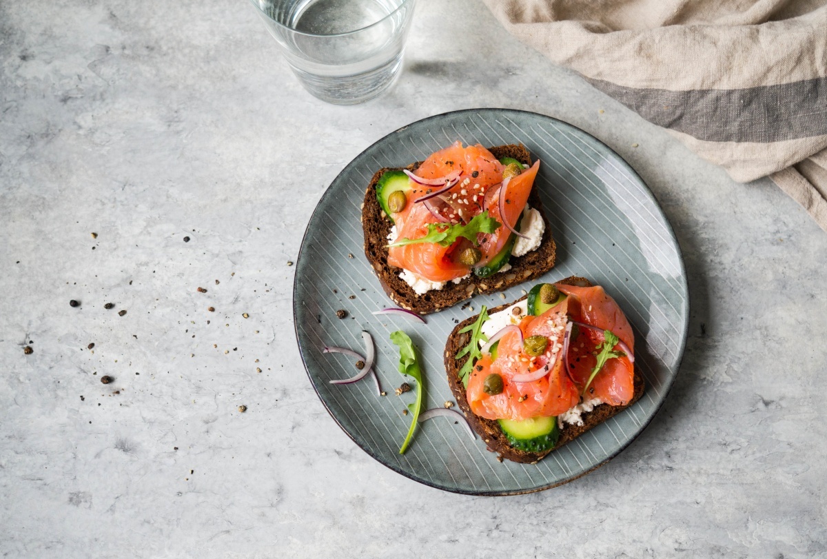Як приготувати бутерброди з червоною рибою й огірком