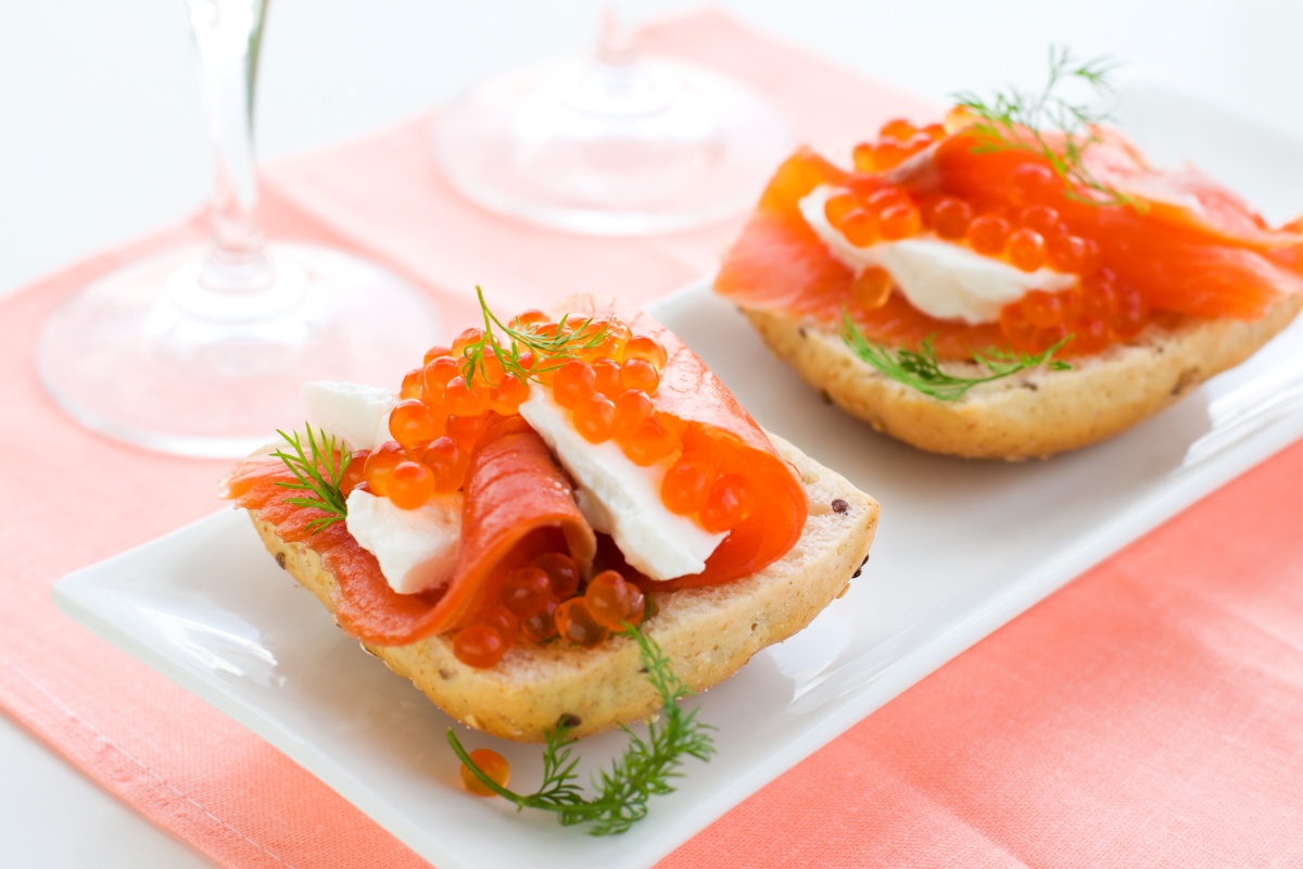 Приготування бутербродів з червоною рибою та маслом