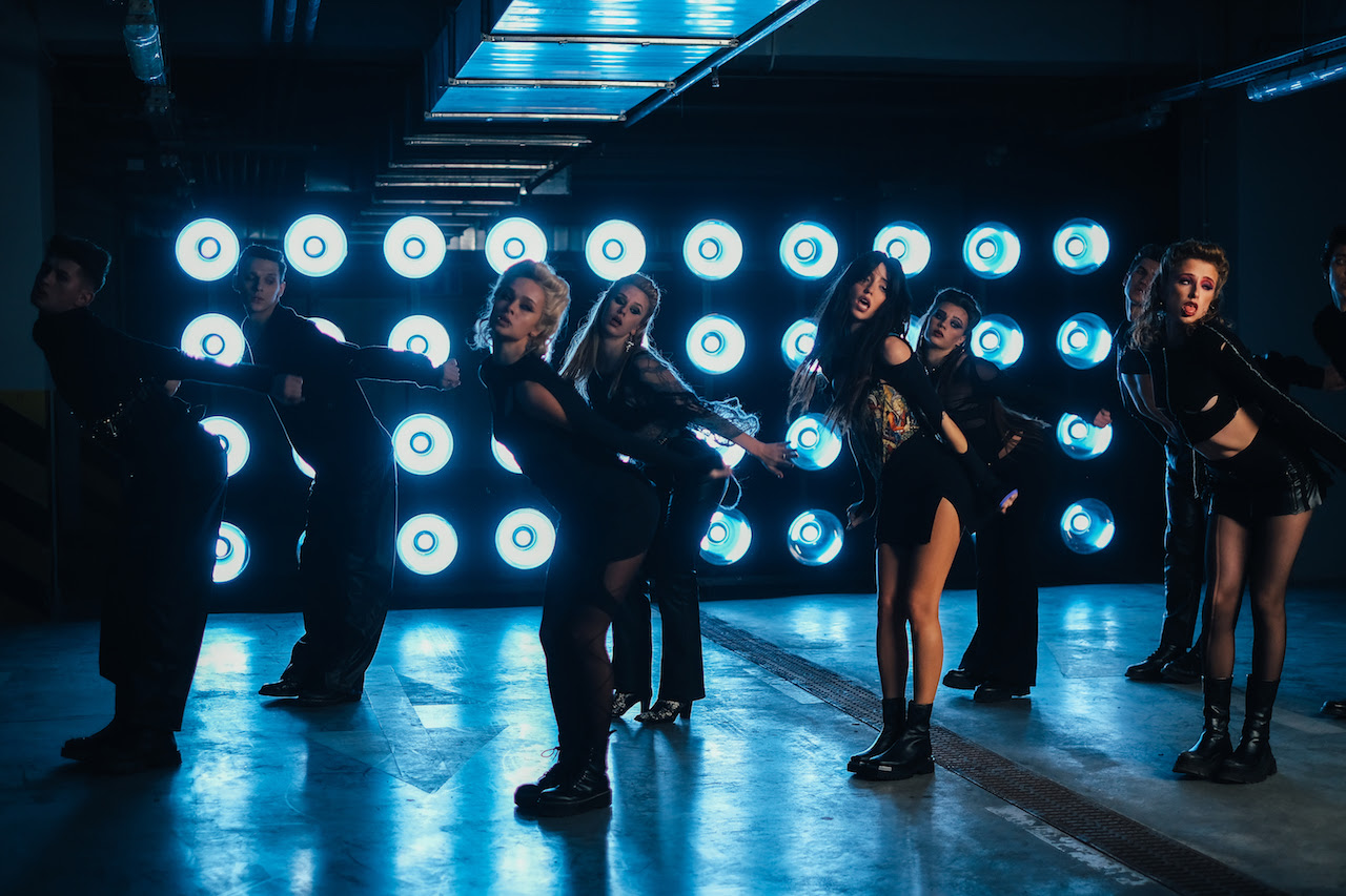 Raznotsvetnaya: клип на новую песню Dorofeeva