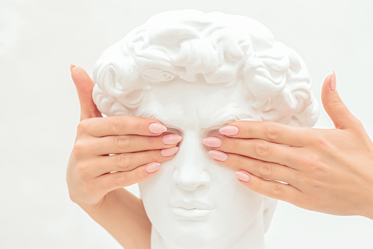 Как понять, нависшее ли у вас веко: рассказывает пластический хирург