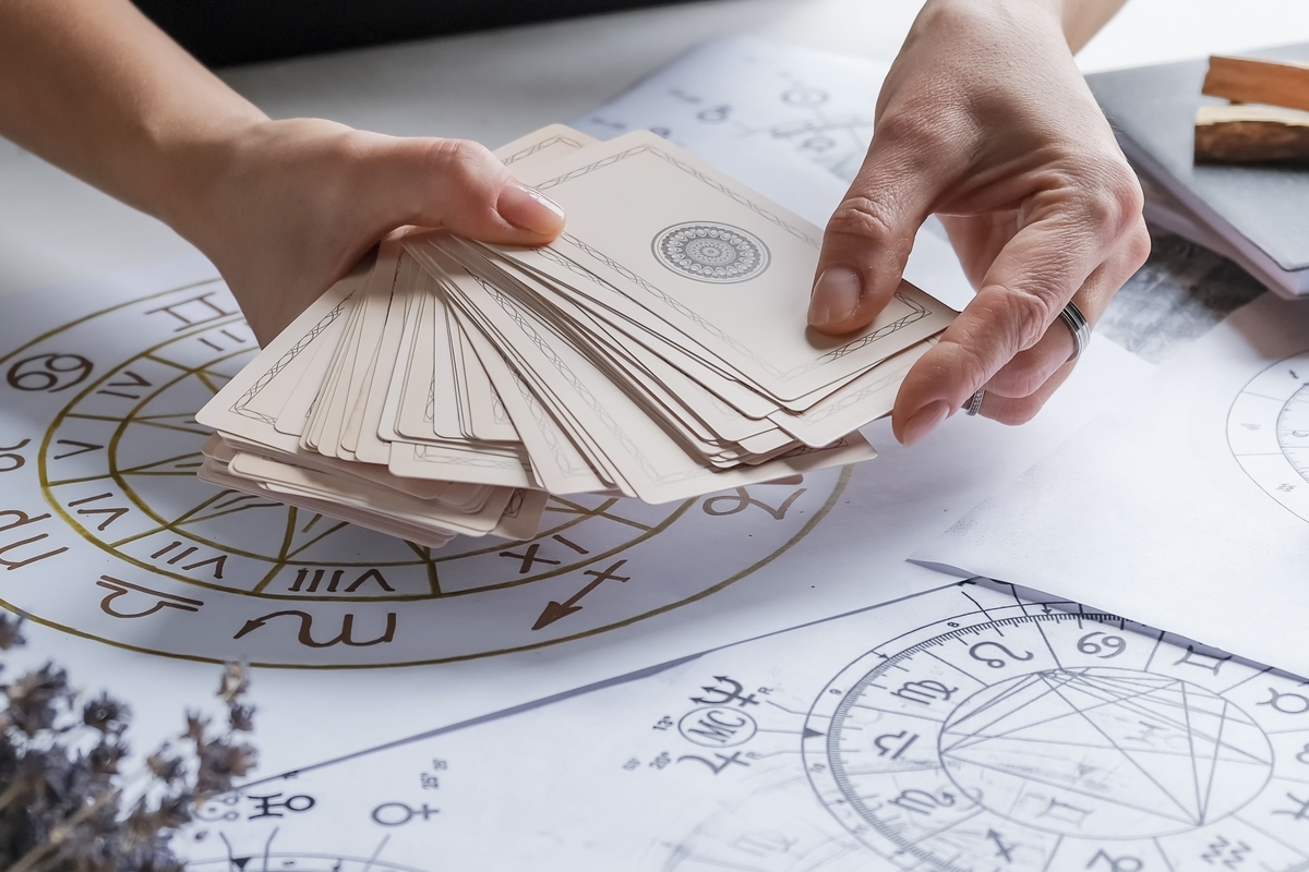 Що говорять карти таро про війну: прогноз від Максима Гордєєва 