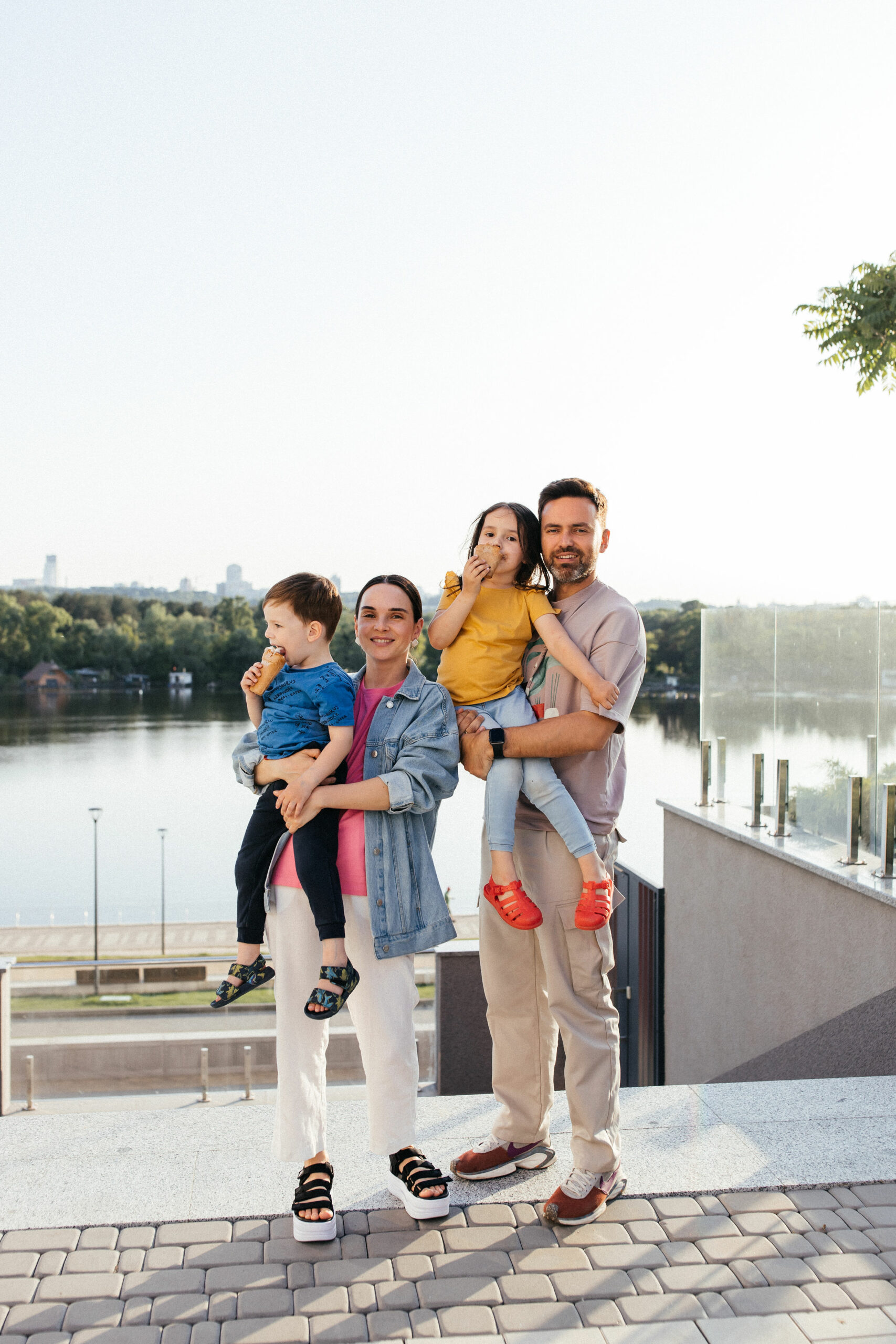 Тімур Мірошниченко з дітьми і дружиною