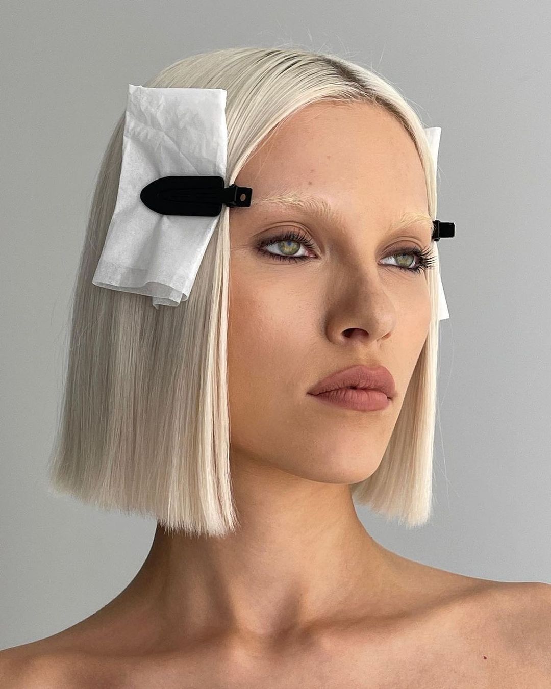 висвітлені брови