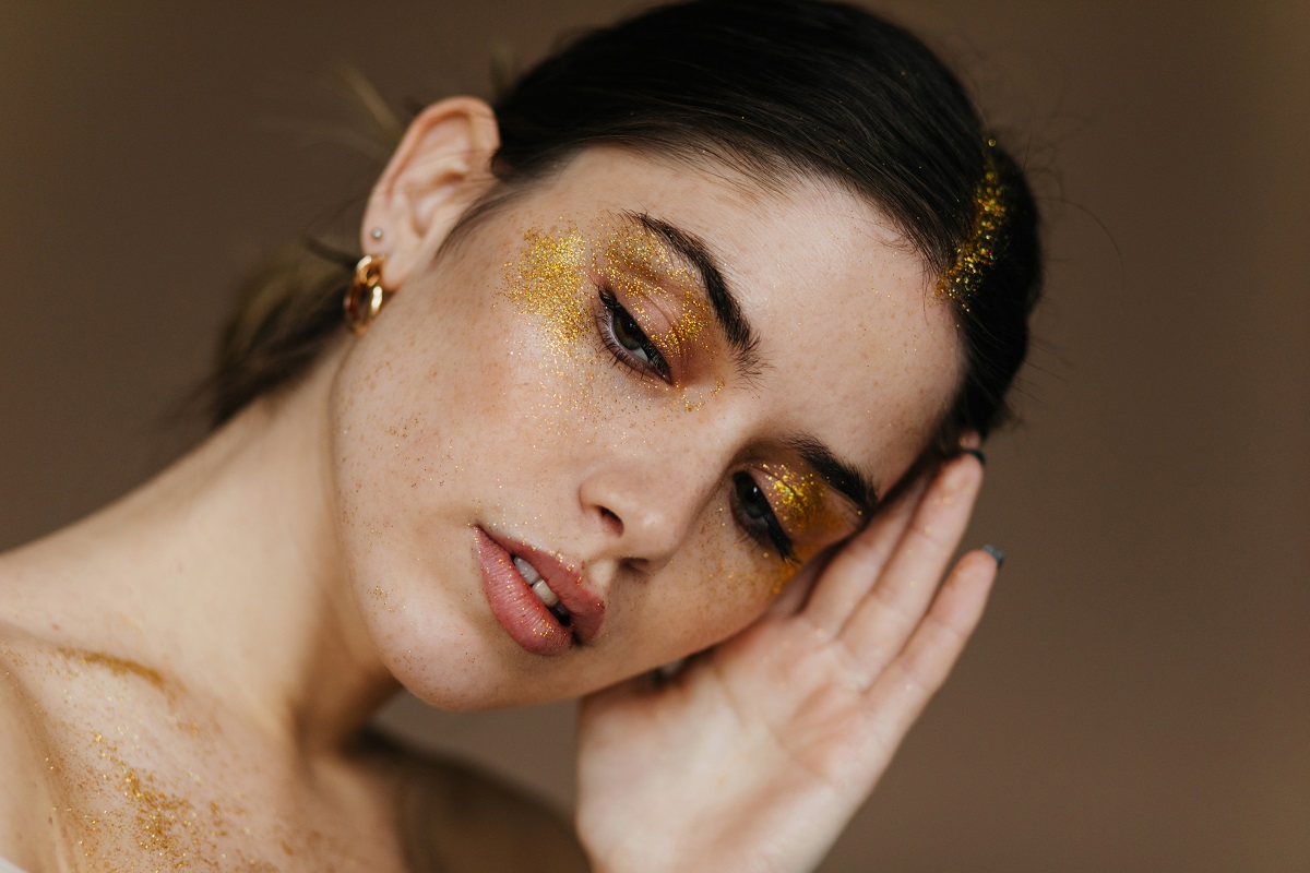 Запрет пластиковых блесток в Европейском Союзе: что это значит для beauty-сферы?