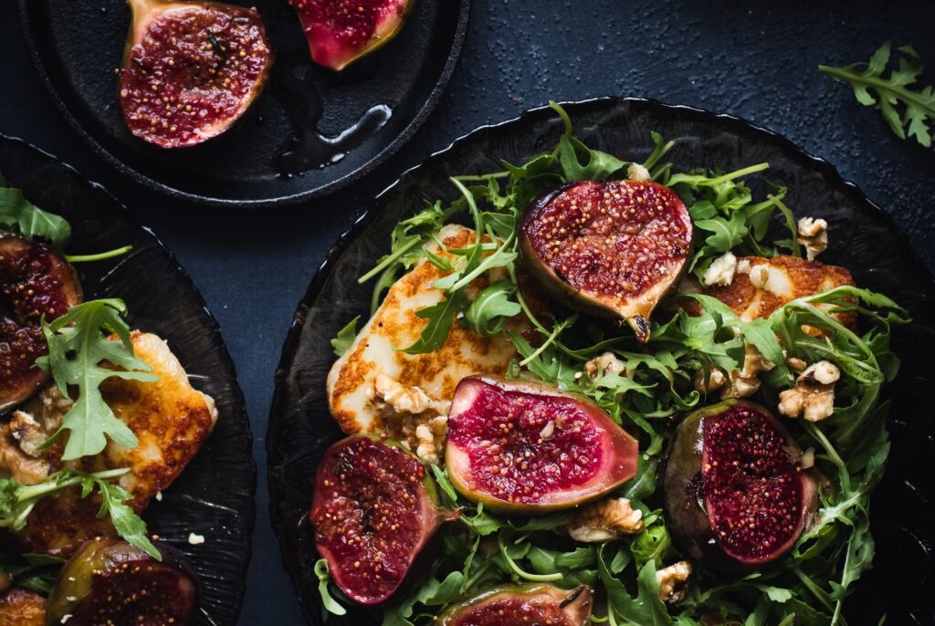 рецептСалат с инжиром, сыром моцарелла и лесными орехами