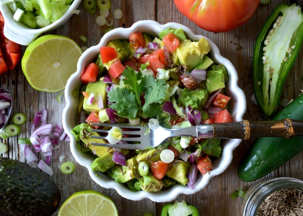 Салат с авокадо, красной рыбой и красной икрой