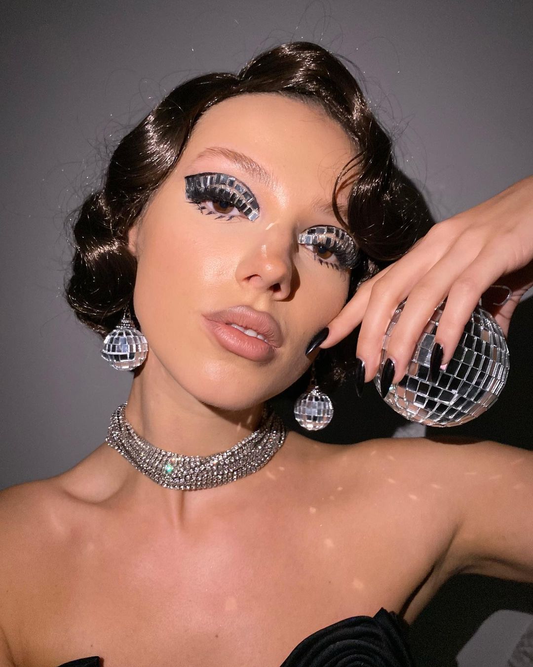 Новорічний макіяж 2024 з блискітками