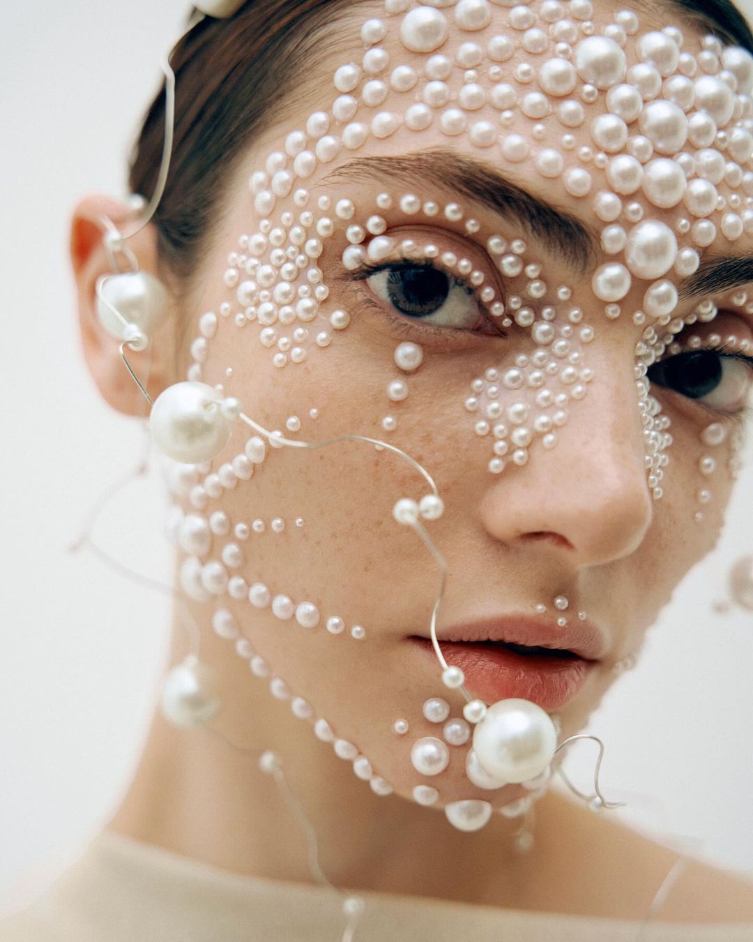 Новорічний макіяж 2024 з перлинами
