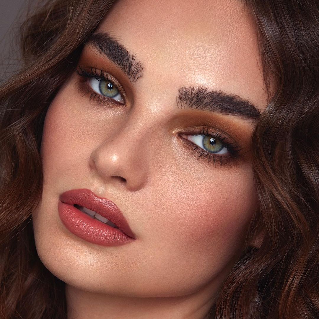 Новорічний макіяж 2024 корочневий