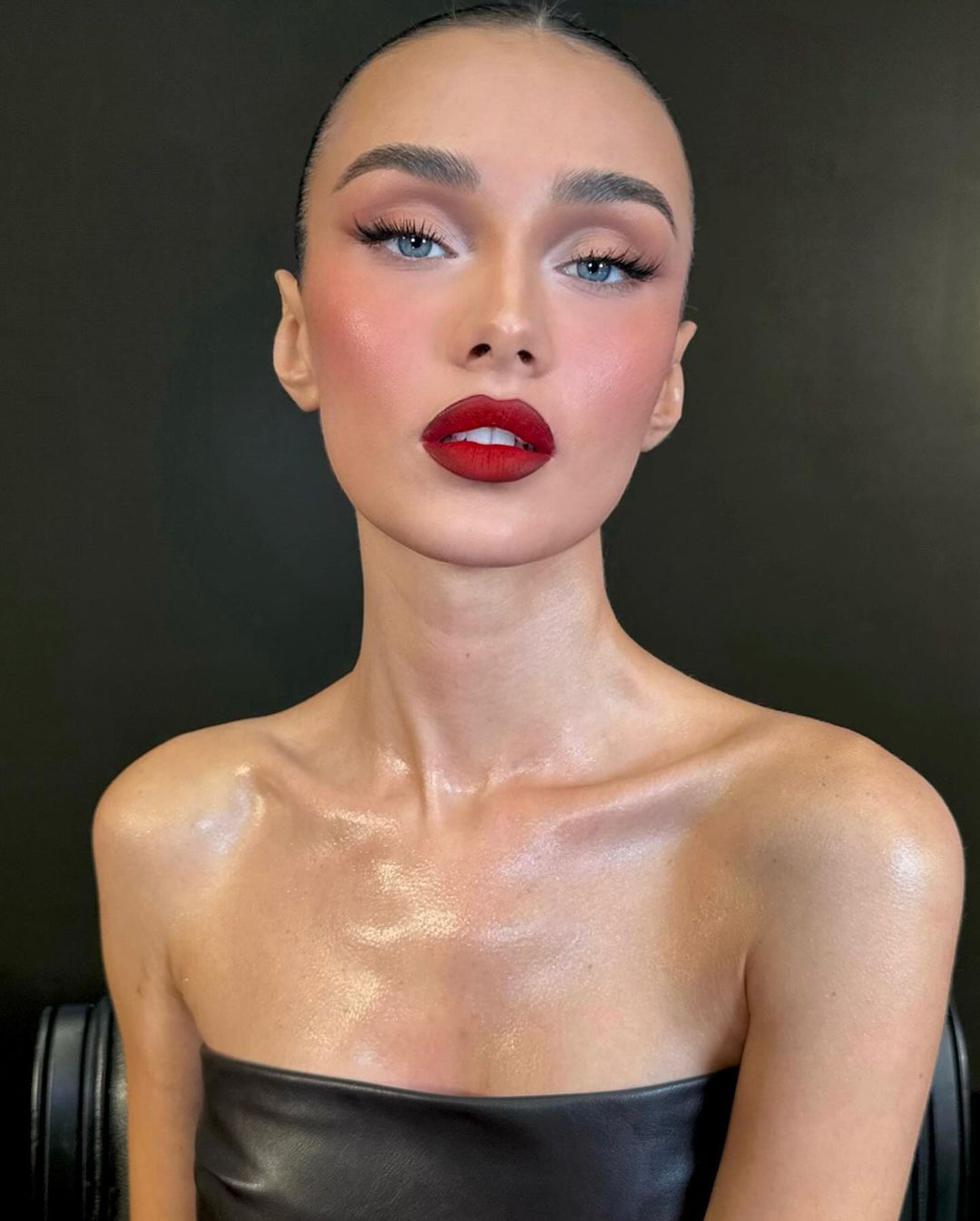 Новорічний макіяж 2024 червоні губи