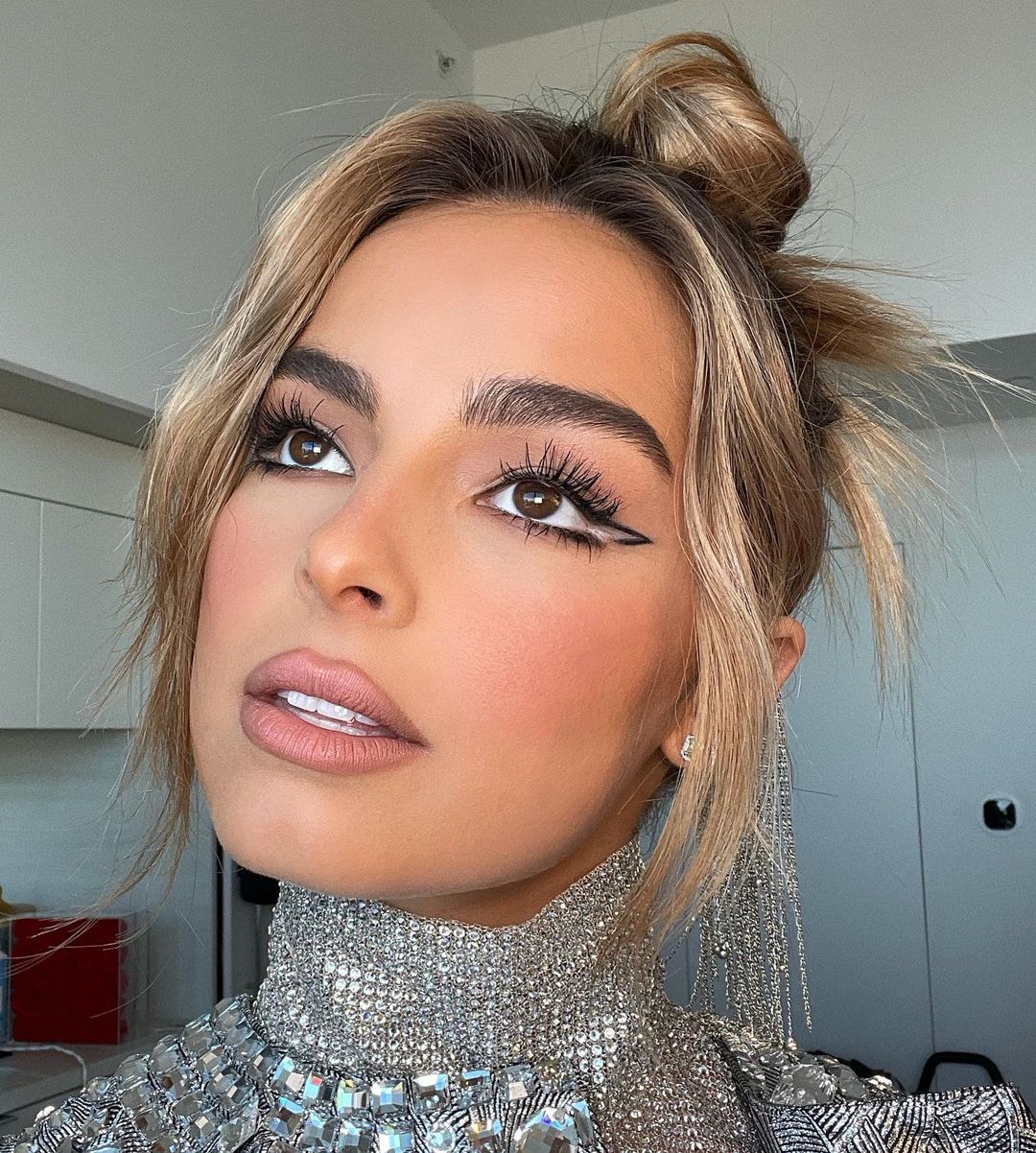 коричневий олівець для губ як наносити