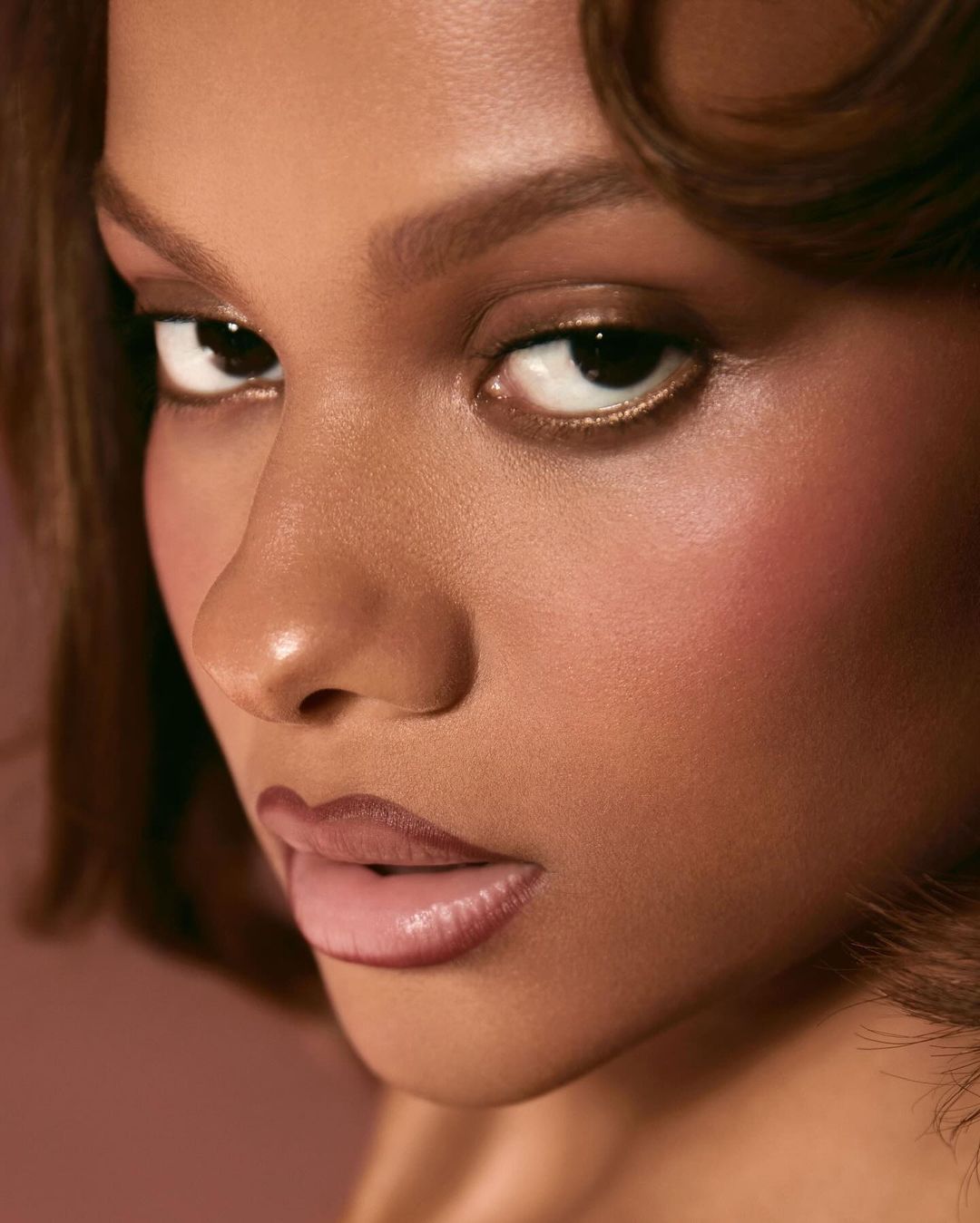 як наносити коричневий лайнер для губ