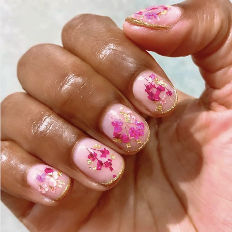 манікюр з сухоцвітами на круглі нігті