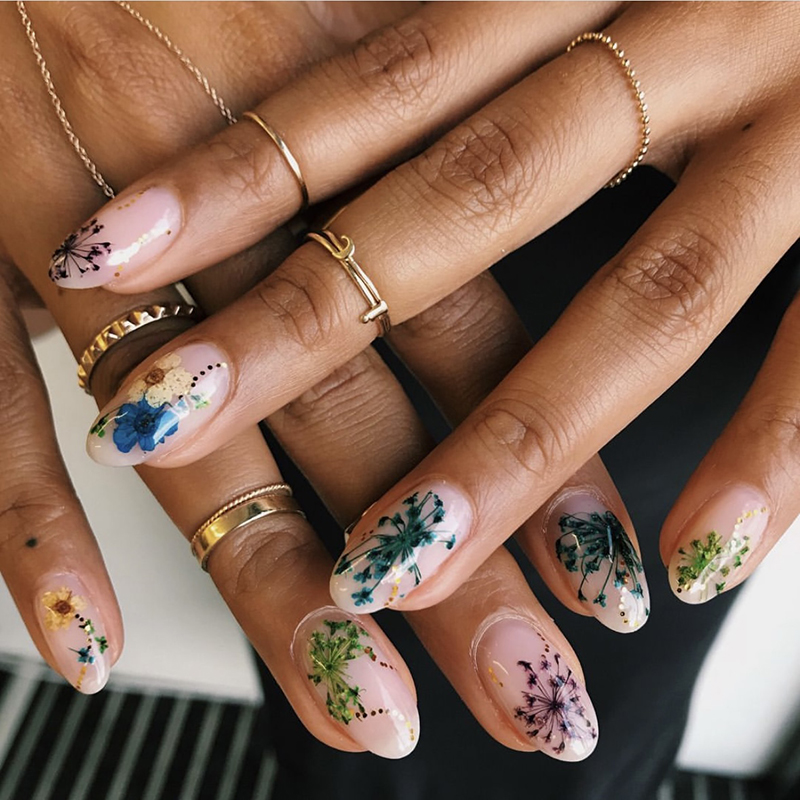 стильний манікюр з сухоцвітами