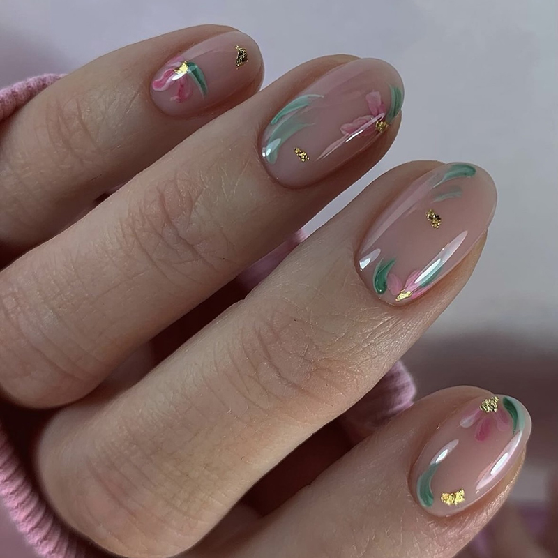 красивий манікюр з квітами