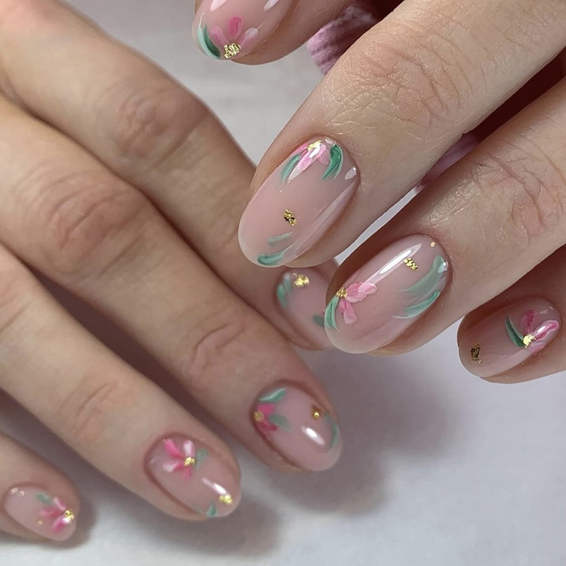 ніжний манікюр з квітами