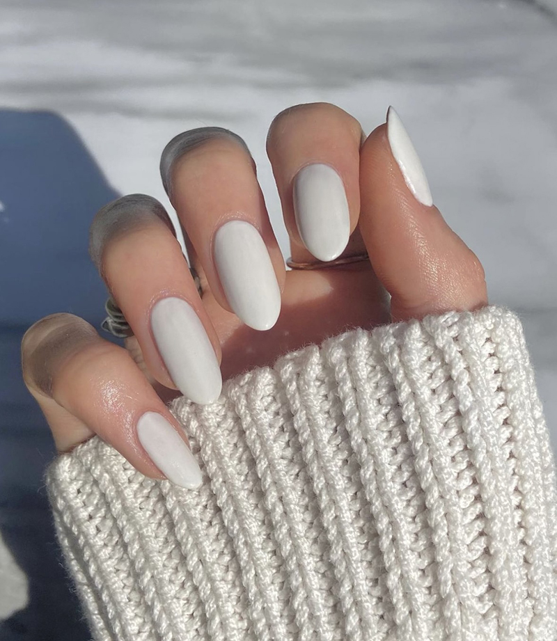 Матовий білий манікюр