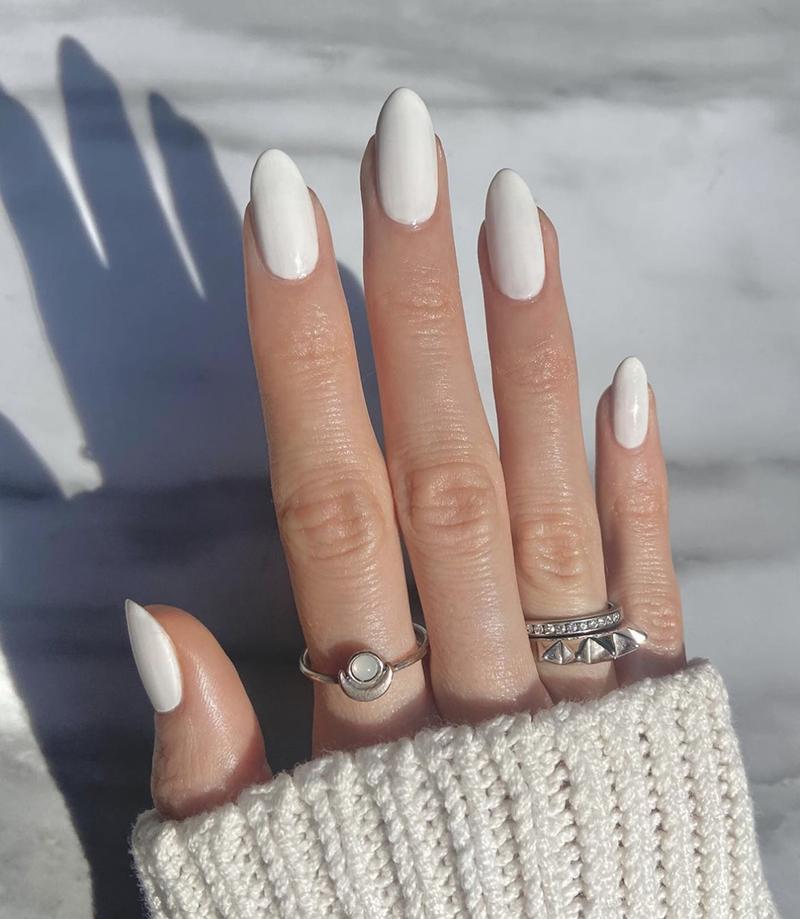 Білий манікюр на довгі нігті