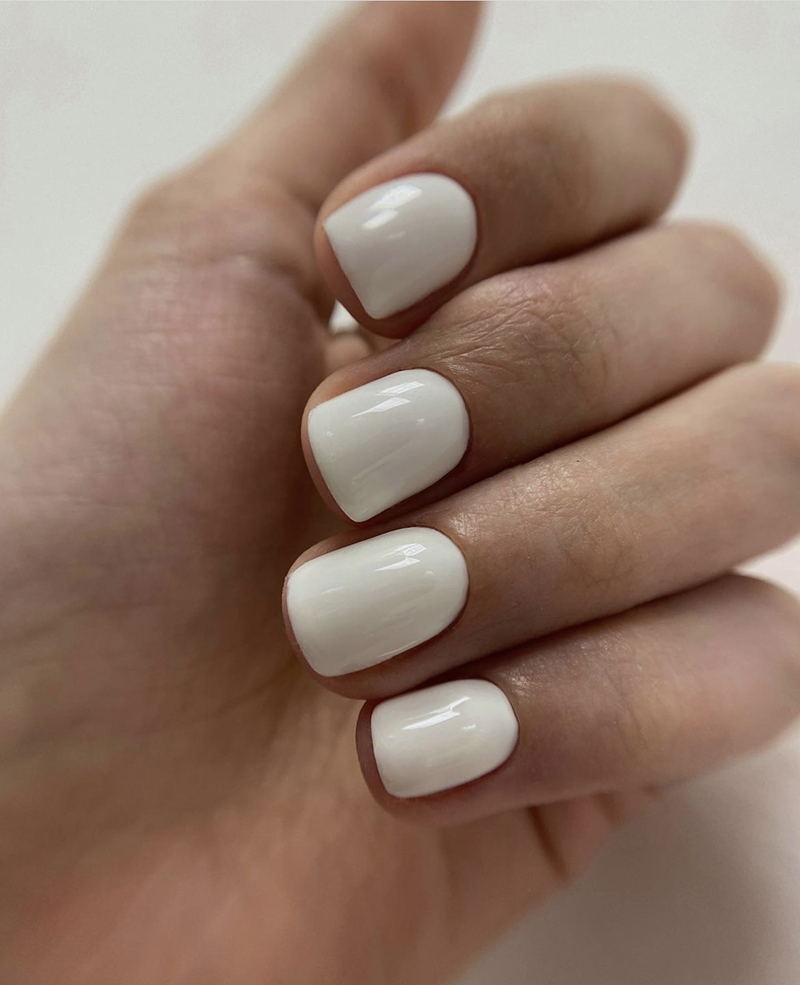 Білий манікюр на короткі нігті