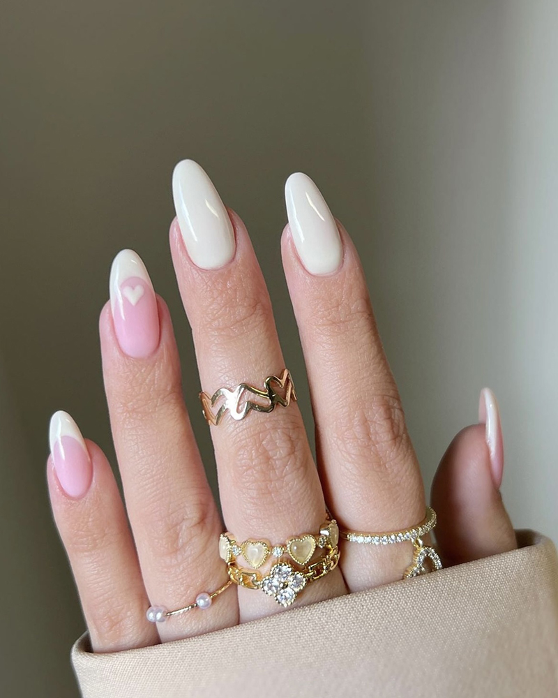 Білий манікюр з серцями