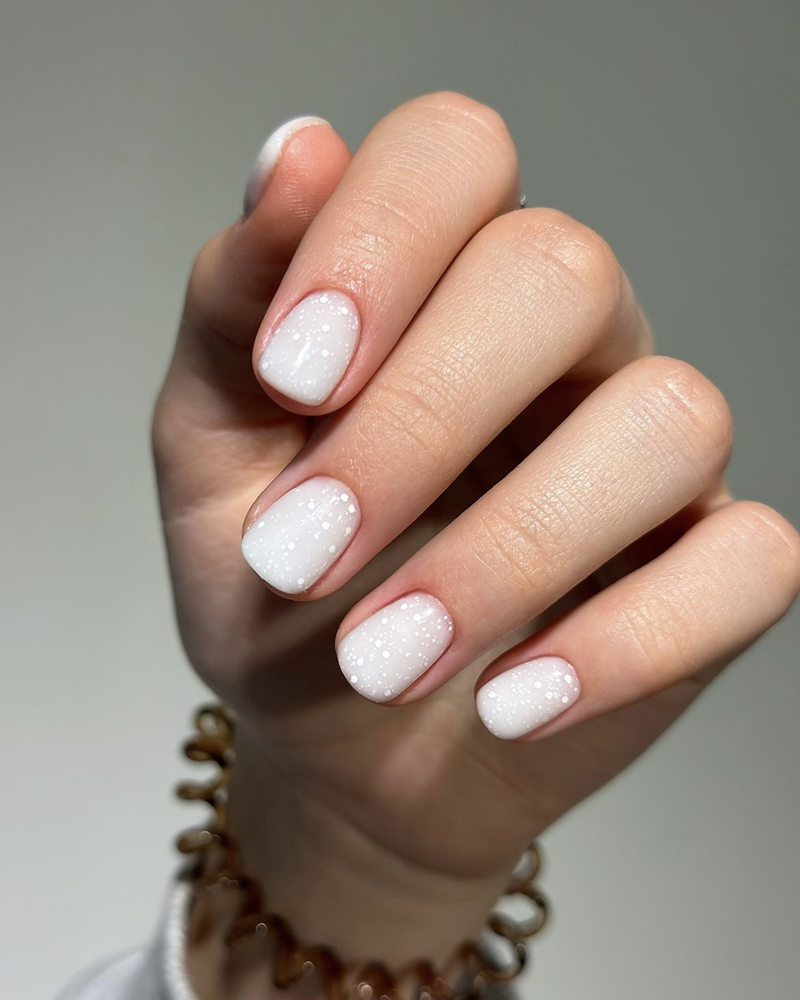 Матовий білий манікюр на короткі нігті