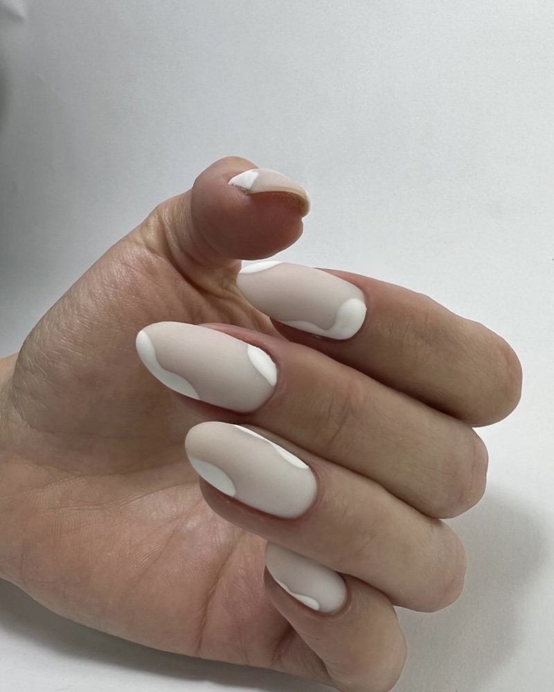 Стильний білий матовий манікюр
