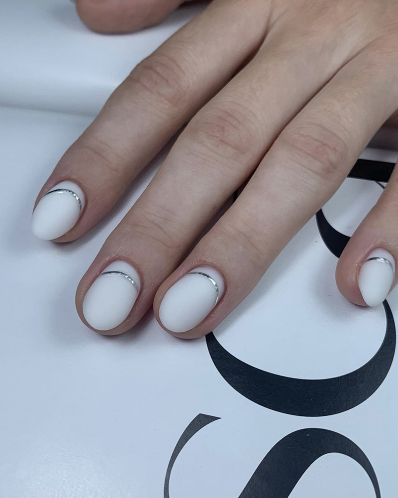 Матовий білий манікюр зі сріблом