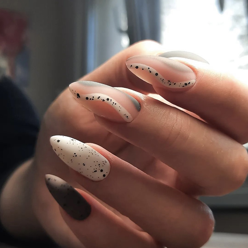 Модний білий матовий манікюр