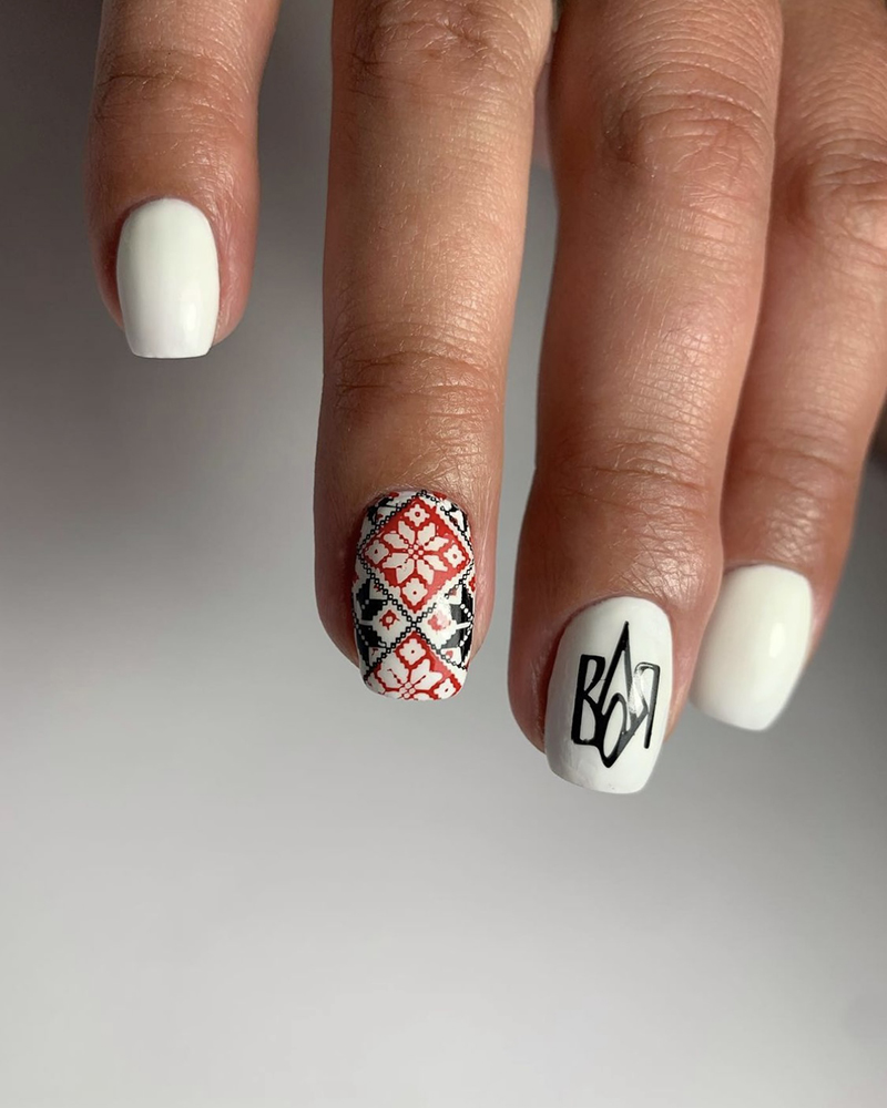 Матовий білий манікюр з вишивкою