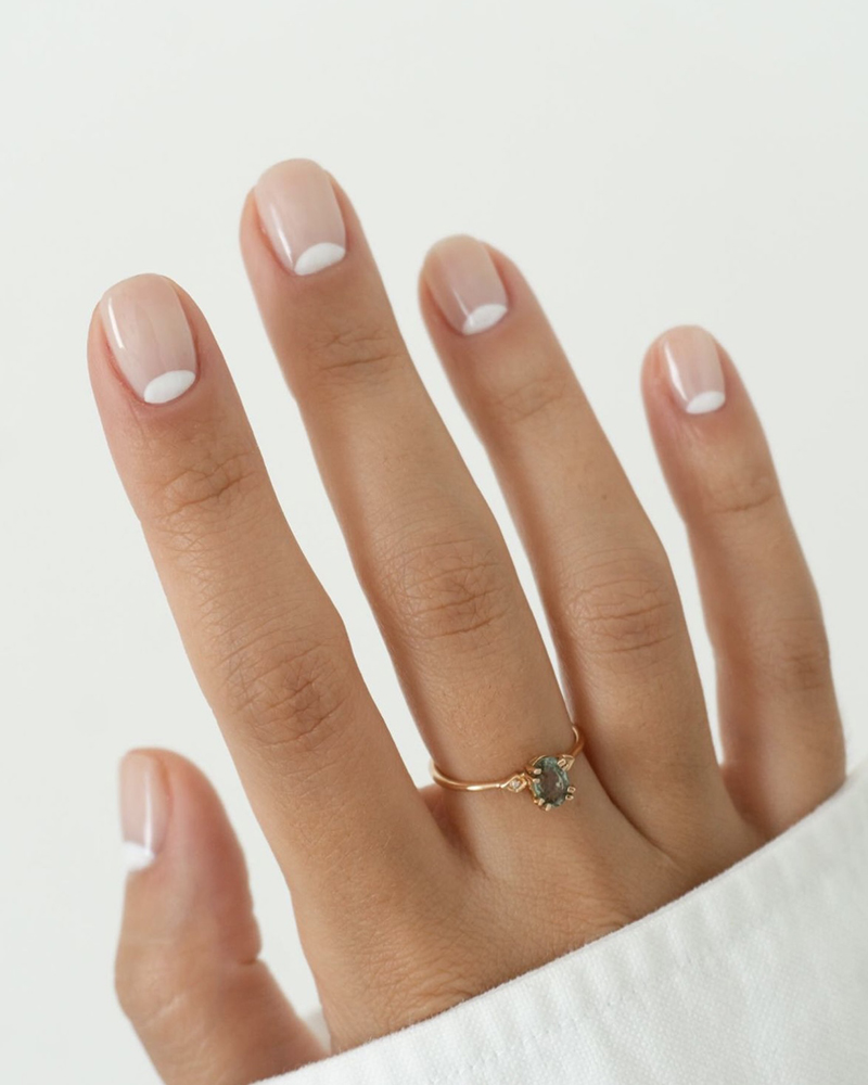 Білий манікюр антифренч